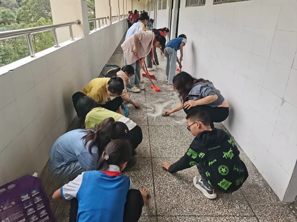 1746781798773775.jpg 打扫楼道_副本.jpg