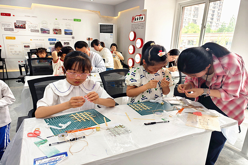 1746884417796965.jpg 江苏省南京市雨花台区高家库社区关工委开展“谷雨润少年智,藤编寄书香情”主题活动(2).jpg