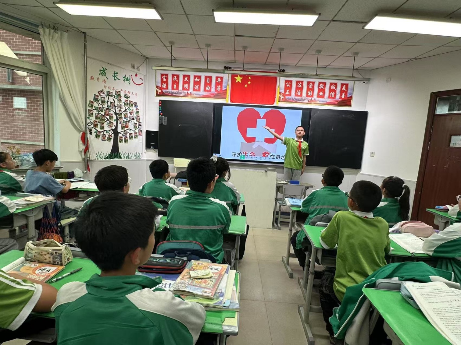 1747032623198494.jpg 元宝山区平矿一小关工委红十字安全教育活动照片4_副本.jpg