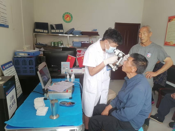 眼睛检查现场.jpg