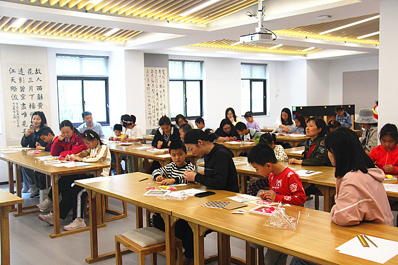 1747036698991996.jpg 江苏省南京市玄武区玄武湖街道关工委联合开展“爱心相框传温情。亲子共迎母亲节”主题活动(3).jpg