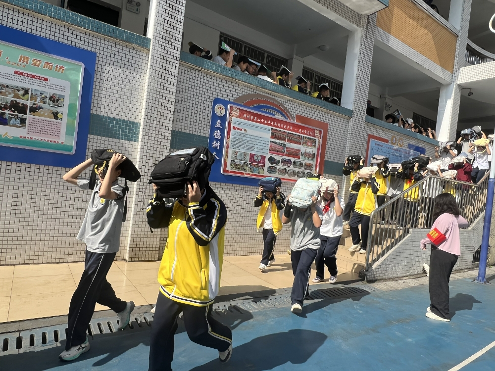 1747044257368121.jpg 广西柳州市鱼峰区晶远社区联合柳州市第二十五中开展“5.12”防灾减灾应急疏散演练活动2.jpg