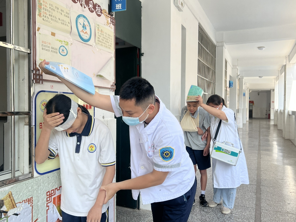 1747044270824259.jpg 广西柳州市鱼峰区晶远社区联合柳州市第二十五中开展“5.12”防灾减灾应急疏散演练活动4.jpg