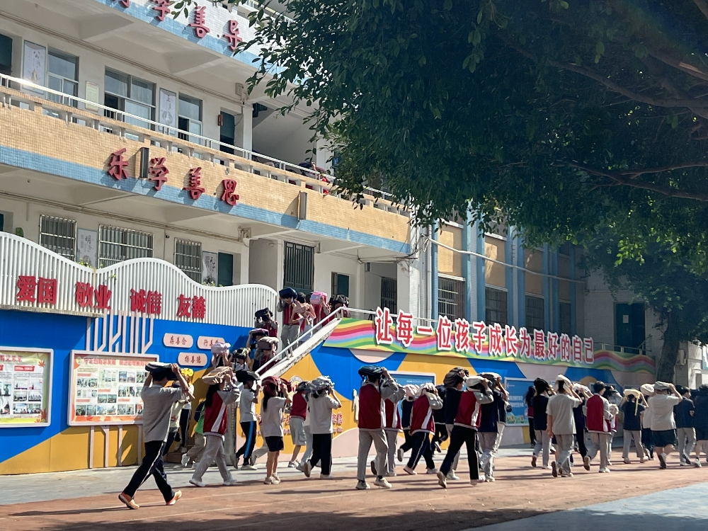 1747044281130155.jpg 广西柳州市鱼峰区晶远社区联合柳州市第二十五中开展“5.12”防灾减灾应急疏散演练活动5.jpg