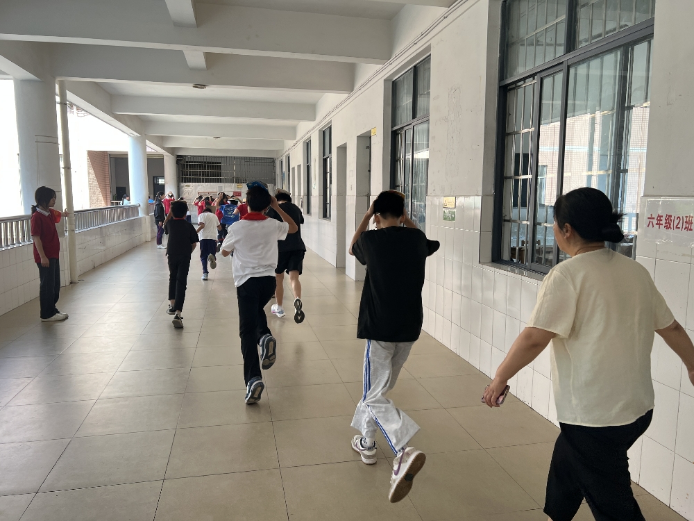 1747044450723130.jpg 老师们迅速组织学生按照指定的疏散路线,有序地向操场安全区域撤离.jpg
