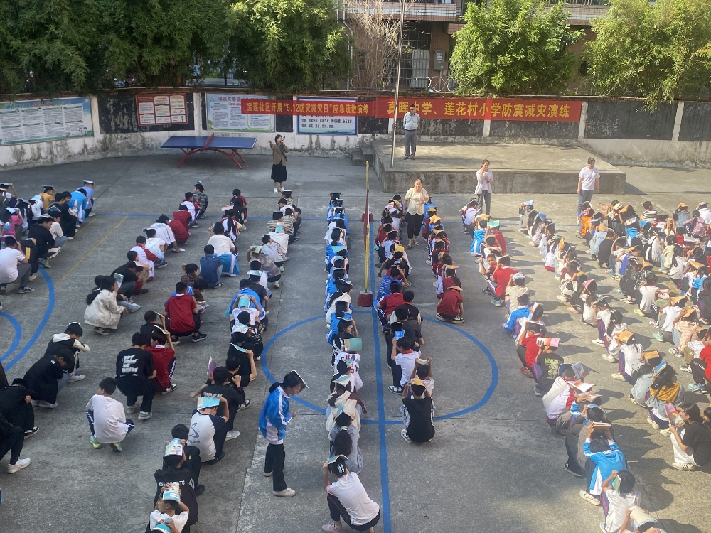 1747044465239823.jpg 演练结束后,真晖中学和莲花村小学的蓝校长对本次演练进行了总结.jpg