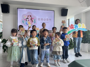 1747056956586599.png 松陵街道阅湖社区关工委阅湖社区 花韵留香 告白母亲.png