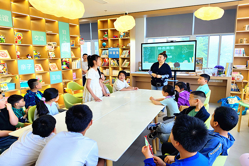 1747059448123640.jpg 江苏省南京市江北新区大厂街道十村社区关工委开展“乐之美读 自然书语”妇儿活动(1).jpg