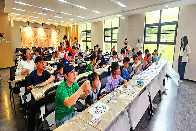 1747091695647627.jpg 江苏省南京市玄武区红山街道红山社区开展“助力多彩周末,陪伴童心成长”活动(2).jpg