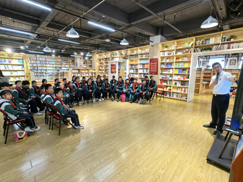 1747101738192414.jpg 铁岭中心校新华书店研学活动1_副本.jpg