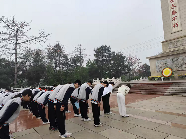 4月17日，柳南区银山街道航星社区关工小组联合航鹰中学师生，开展&nbsp;“祭扫英烈园&nbsp;寄托哀思情”&nbsp;主题活动1（莫浚安）.png