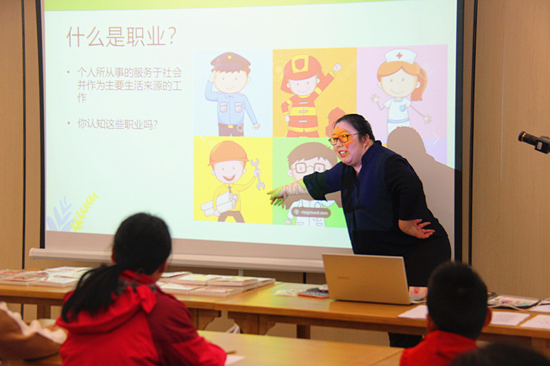 1747121774608509.jpg 江苏省南京市玄武区玄武湖街道关工委联合开展“探索职业奥秘”亲子活动(2).jpg