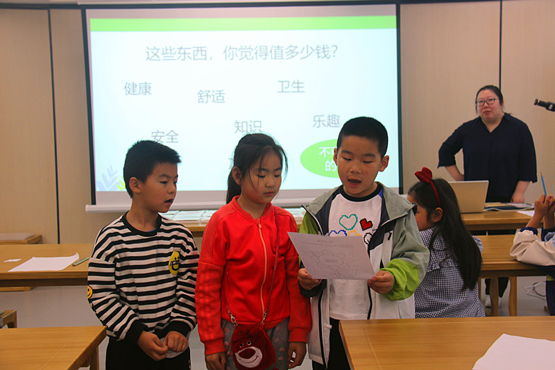 1747121815325353.jpg 江苏省南京市玄武区玄武湖街道关工委联合开展“探索职业奥秘”亲子活动(7).jpg
