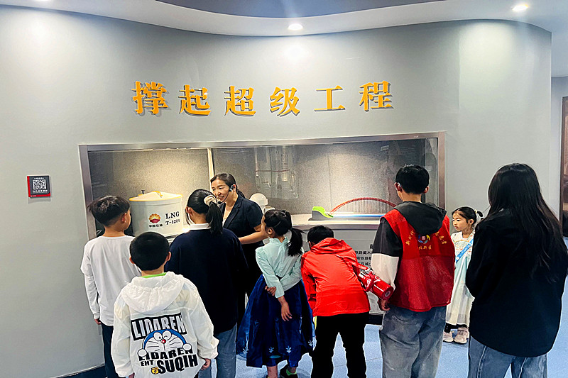 1747125948204083.jpg 江苏省南京市江北新区金汤街社区关工委开展“红色基因,钢铁脊梁”南钢研学活动(1).jpg
