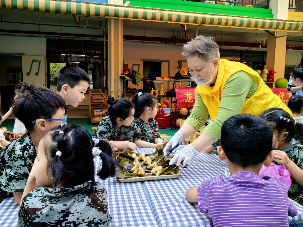 1747129045937968.jpg 大家准备品尝美食.jpg