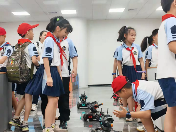 1747190245306239.png 4月17日,柳南区南站街道利民社区联合柳州市实验小学开展“科学筑梦、共赴科技新纪元”柳州市科技馆研学活动3(朱燕).png