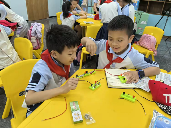 1747190286497681.png 4月17日,柳南区南站街道利民社区联合柳州市实验小学开展“科学筑梦、共赴科技新纪元”柳州市科技馆研学活动1(朱燕).png