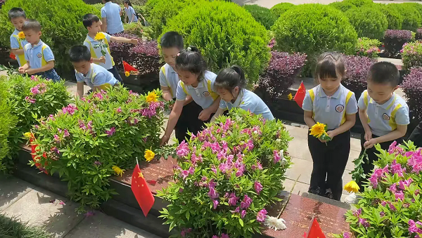 1747191746402816.png 4月17日,柳南区银山街道万达社区关工小组开展“缅怀革命先烈 汲取奋进力量”清明祭扫暨“各族青少年交流计划”主题活动2( 韩婧玥).png