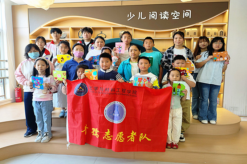 1747198568598356.jpg 江苏省南京市江北新区十村社区关工委开展“感念慈母恩 妙手巧生花”亲子活动(4).jpg