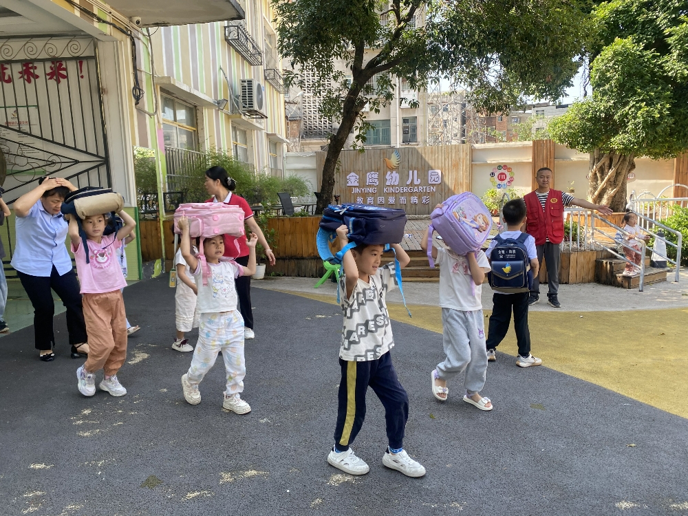 1747213852573967.jpg 宝莲社区工作人员充当安全员指引孩子们疏散路线.jpg