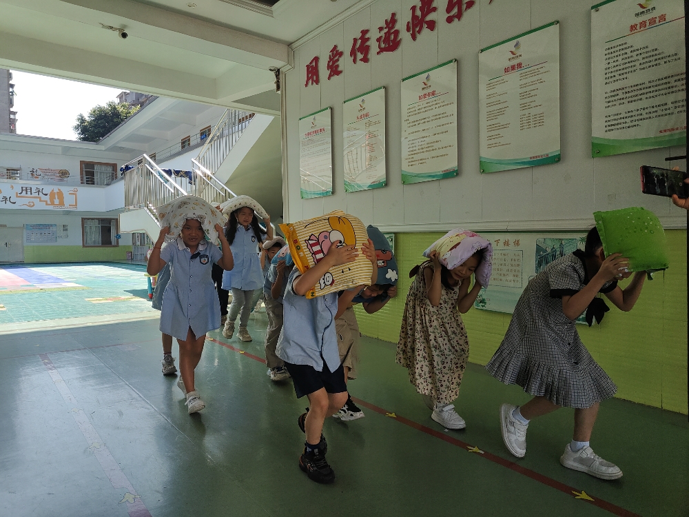 1747213881656977.jpg 孩子们低姿弯腰快速、有序地撤离到幼儿园安全区域.jpg