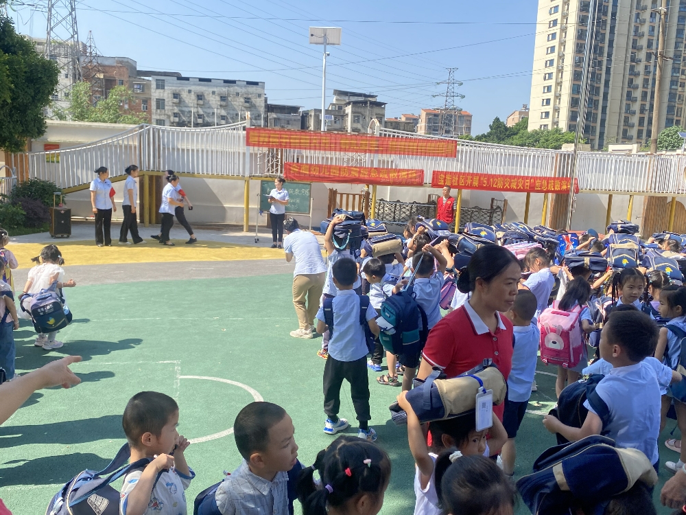 1747213908949500.jpg 各班教师立即清点人数并向现场总指挥报告.jpg