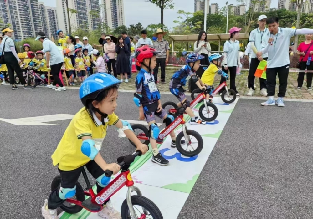 1747214705760630.jpg 5月14日,广西壮族自治区柳州市鱼峰区天湖社区关工小组联合辖区幼儿园,在辖区公园内开展“追风童梦,‘轮’番精彩”平衡车挑战赛1.jpg
