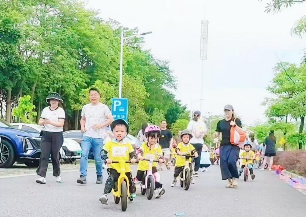 1747214714139652.jpg 5月14日,广西壮族自治区柳州市鱼峰区天湖社区关工小组联合辖区幼儿园,在辖区公园内开展“追风童梦,‘轮’番精彩”平衡车挑战赛2.jpg
