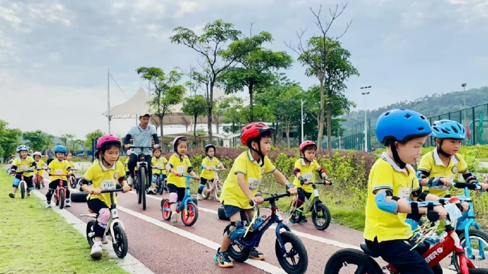 1747214724879901.jpg 5月14日,广西壮族自治区柳州市鱼峰区天湖社区关工小组联合辖区幼儿园,在辖区公园内开展“追风童梦,‘轮’番精彩”平衡车挑战赛3.jpg