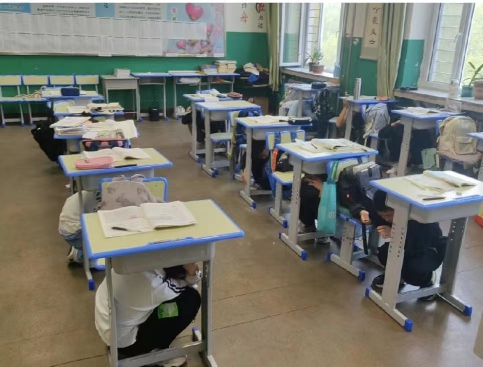 1747225254397750.jpg 大庆市大庆市八百垧中学关工委开展“人人讲安全、个个会应急”地震疏散演练活动 (2).jpg