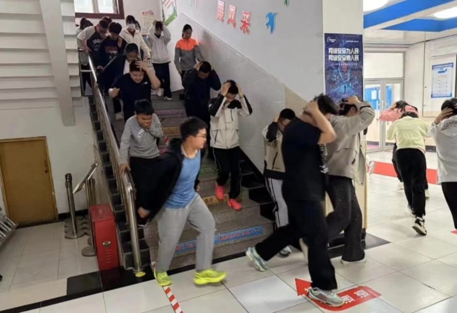 1747225258725169.jpg 大庆市大庆市八百垧中学关工委开展“人人讲安全、个个会应急”地震疏散演练活动 (1).jpg