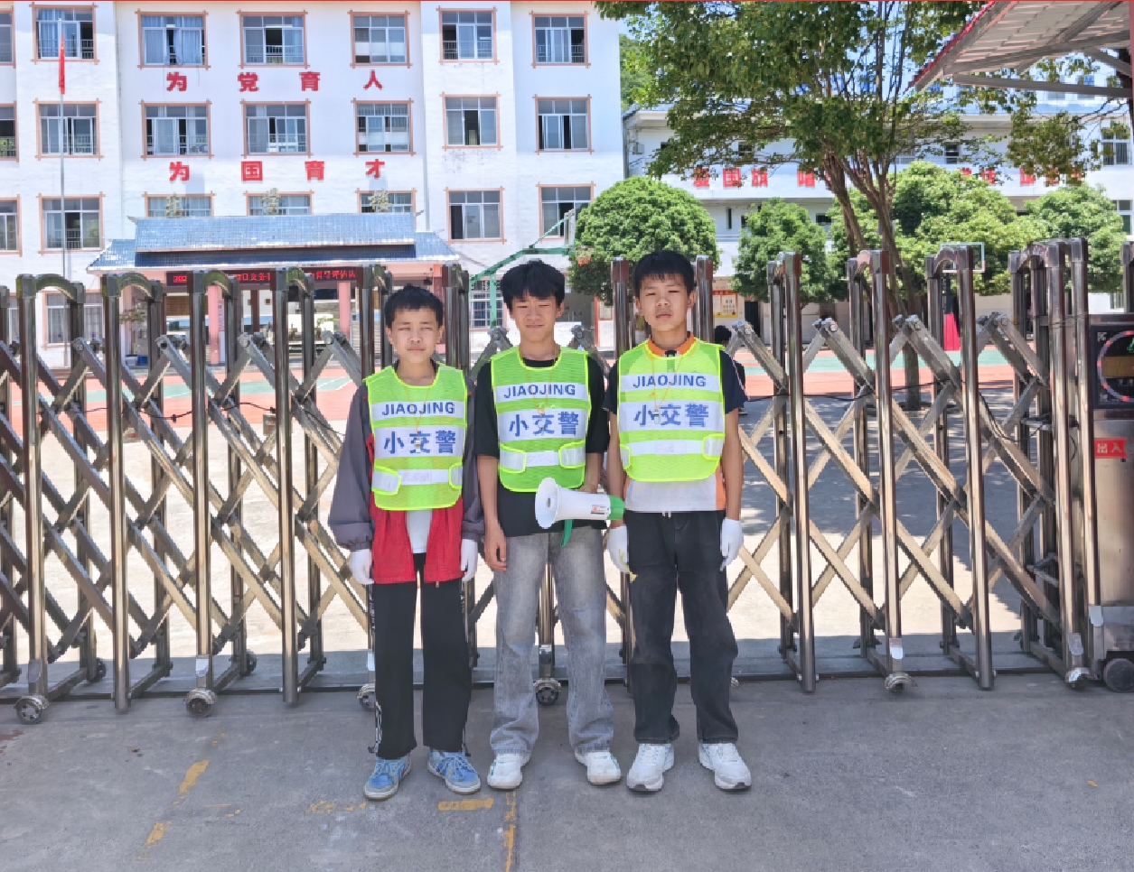 1747271769171034.jpg 小交警.jpg