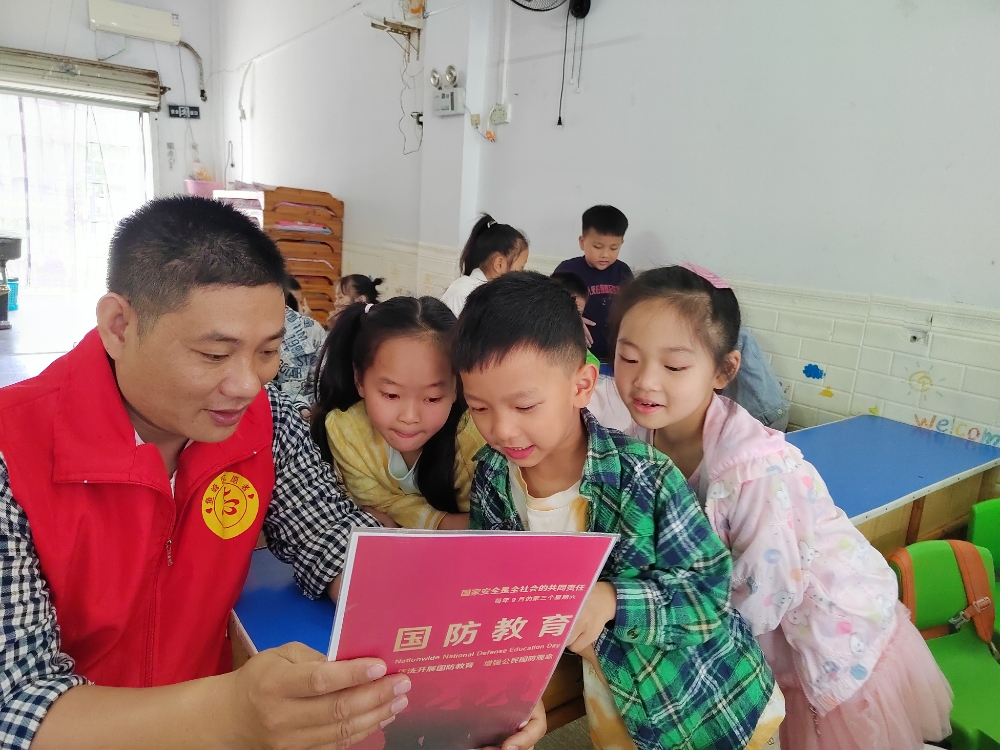 1747303835300840.jpg 5月15日,广西柳州市鱼峰区蟠龙社区关工领导小组开展“国防润童心 共筑强国梦”主题宣传活动。2.jpg