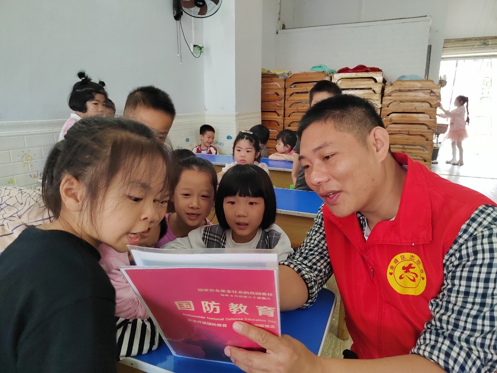 1747303844642910.jpg 5月15日,广西柳州市鱼峰区蟠龙社区关工领导小组开展“国防润童心 共筑强国梦”主题宣传活动。1.jpg