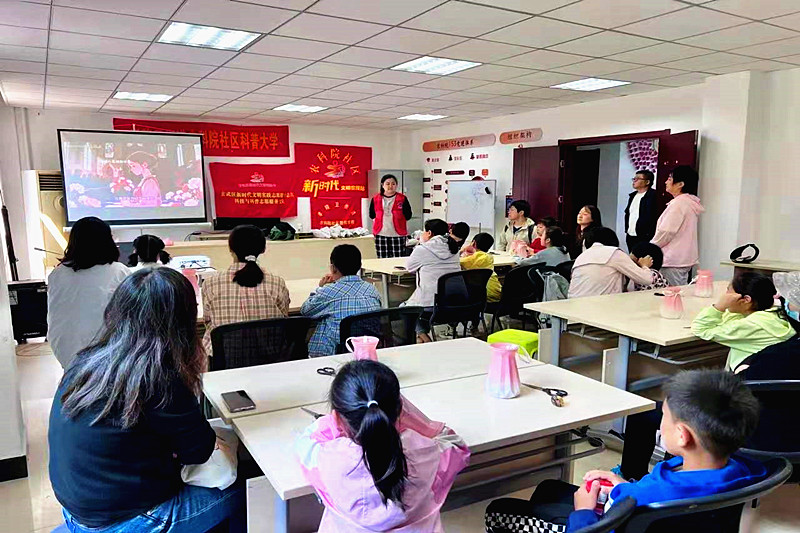 1747353309903044.jpg 江苏省南京市玄武区孝陵卫街道农科院社区关工委开展“以花为礼 爱在五月”活动(1).jpg