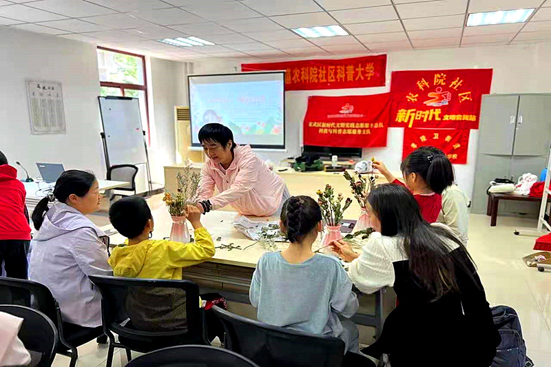 1747353316452818.jpg 江苏省南京市玄武区孝陵卫街道农科院社区关工委开展“以花为礼 爱在五月”活动(2).jpg