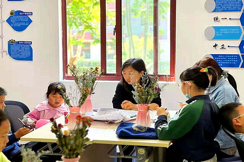 1747353332826163.jpg 江苏省南京市玄武区孝陵卫街道农科院社区关工委开展“以花为礼 爱在五月”活动(4).jpg