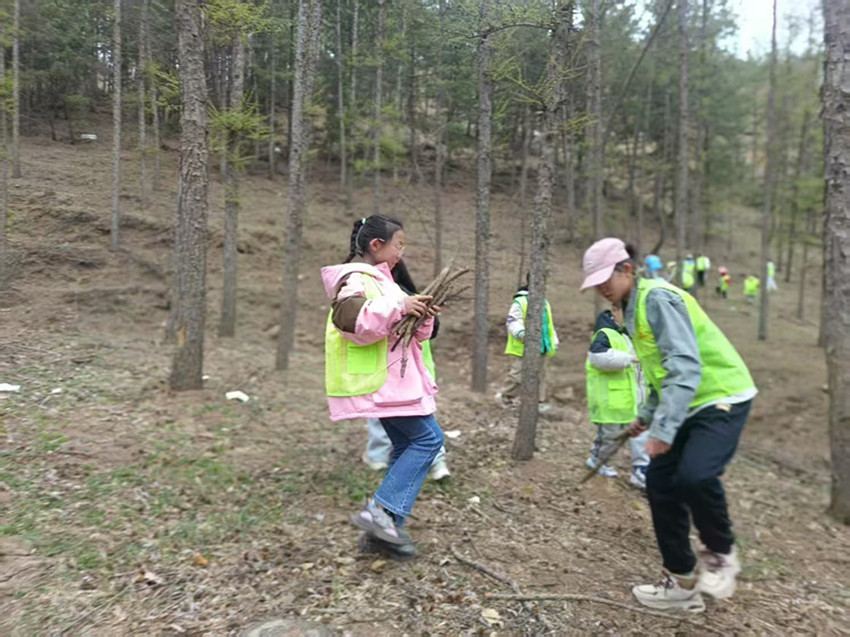 1747558817362074.jpg 元宝山区西城街道新景四季东社区关工委研学活动照片2_副本.jpg