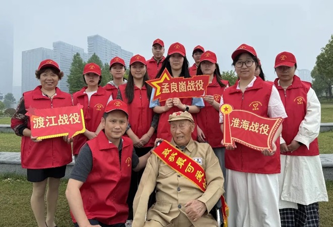 1747623744770881.jpg 美美与共志愿服务队举行“向101岁老兵李培银同志致敬”活动,美美与共党支部书记刘进和他公司员工与101岁老兵合影--.jpg