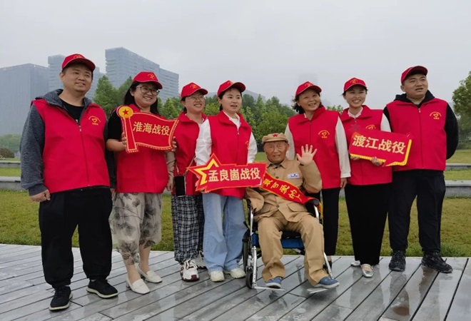 1747623761716718.jpg 美美与共志愿服务队举行“向101岁老兵李培银同志致敬”活动,美美与共会长费金华和她公司员工与老兵合影--.jpg