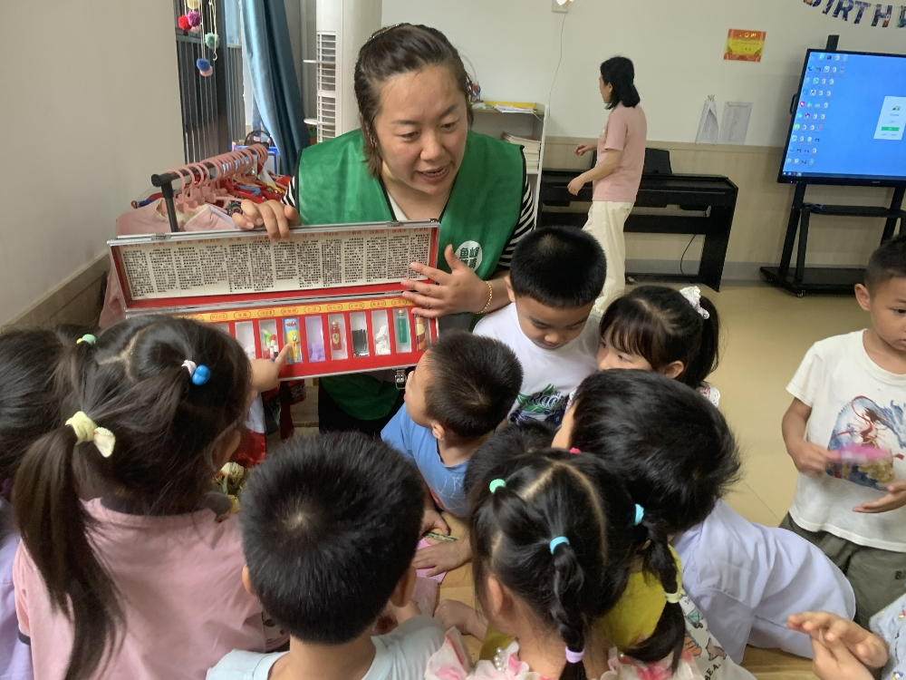 1747646457252767.jpg 禁毒社工向小朋友们介绍新型毒品的伪装.jpg