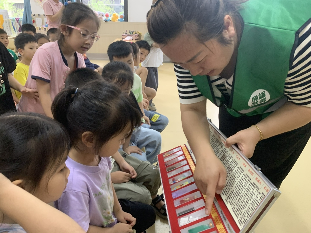 1747646467876103.jpg 禁毒社工向小朋友们展示毒品仿真模型.jpg