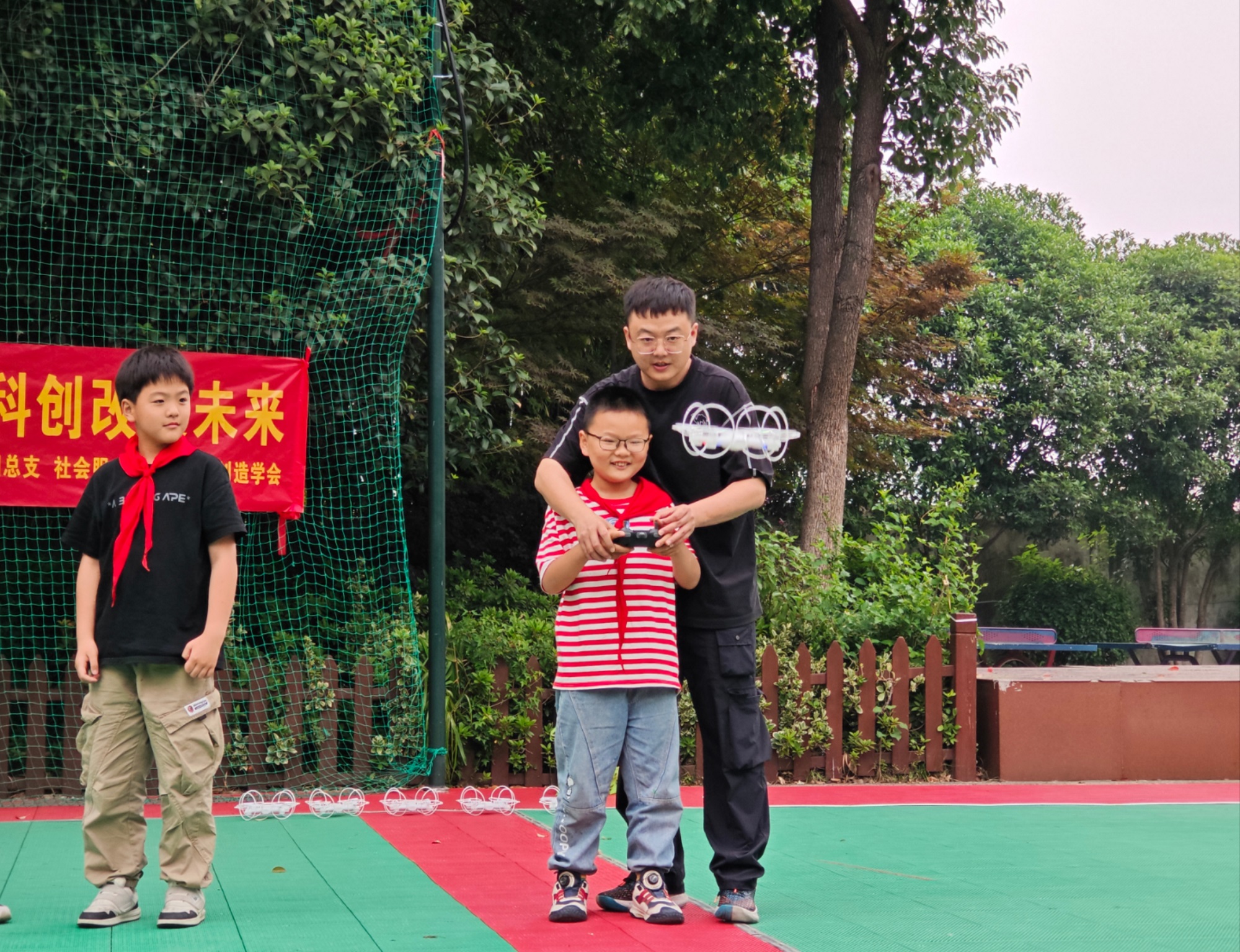 1747699679963743.jpg 孩子们在志愿者的指导下,体验无人机操作 1.jpg