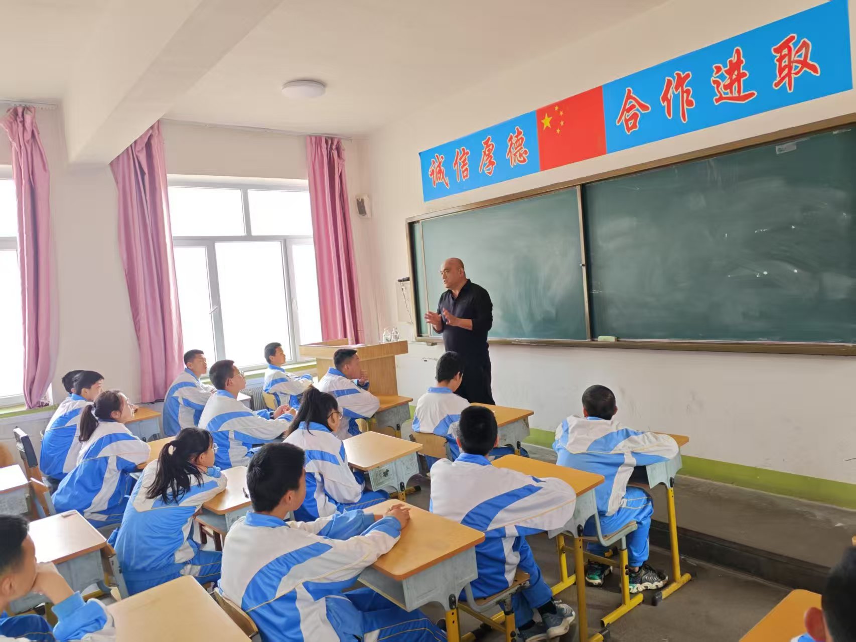 1747728515448416.jpg 红石中学1.jpg