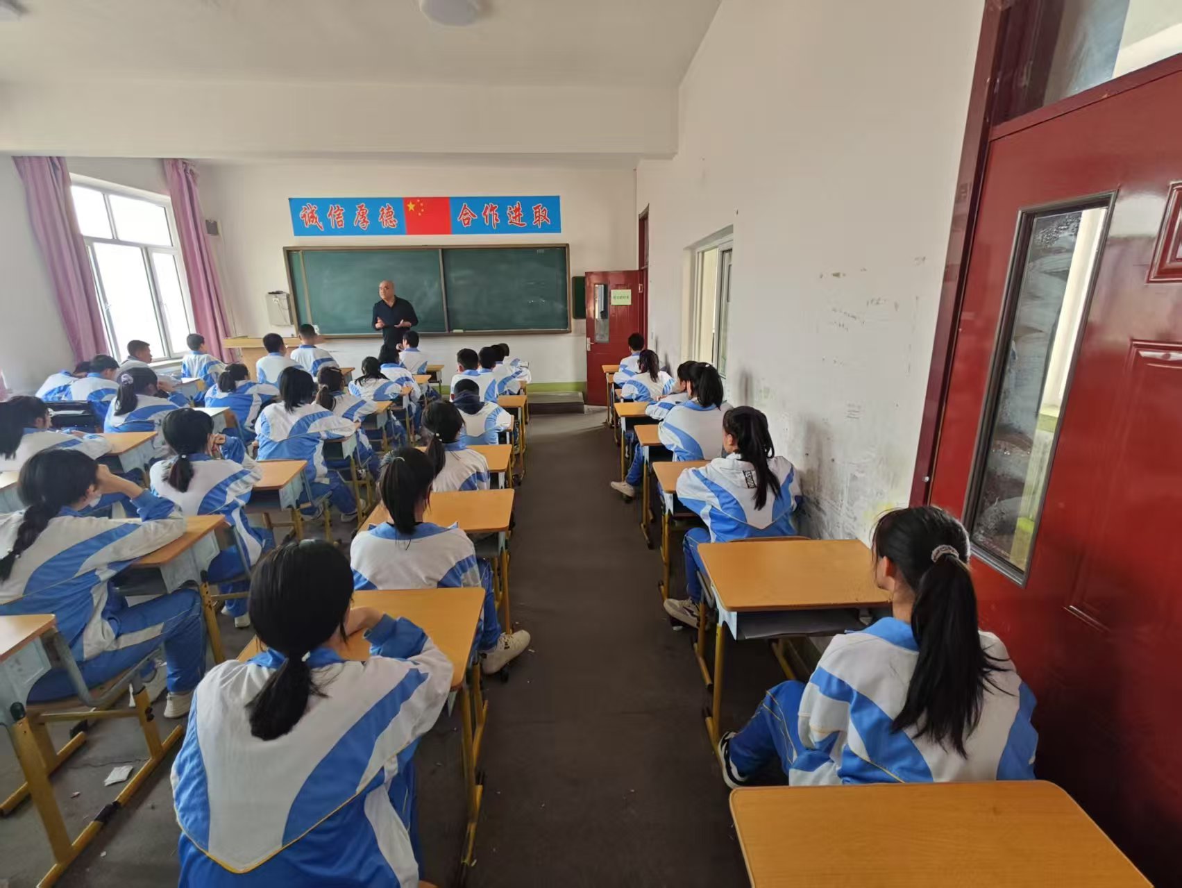 1747728641601384.jpg 红石中学2.jpg