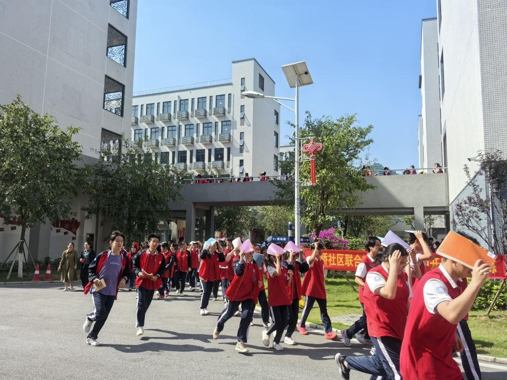 师生们有序、迅速地撤离到指定安全区域.jpg