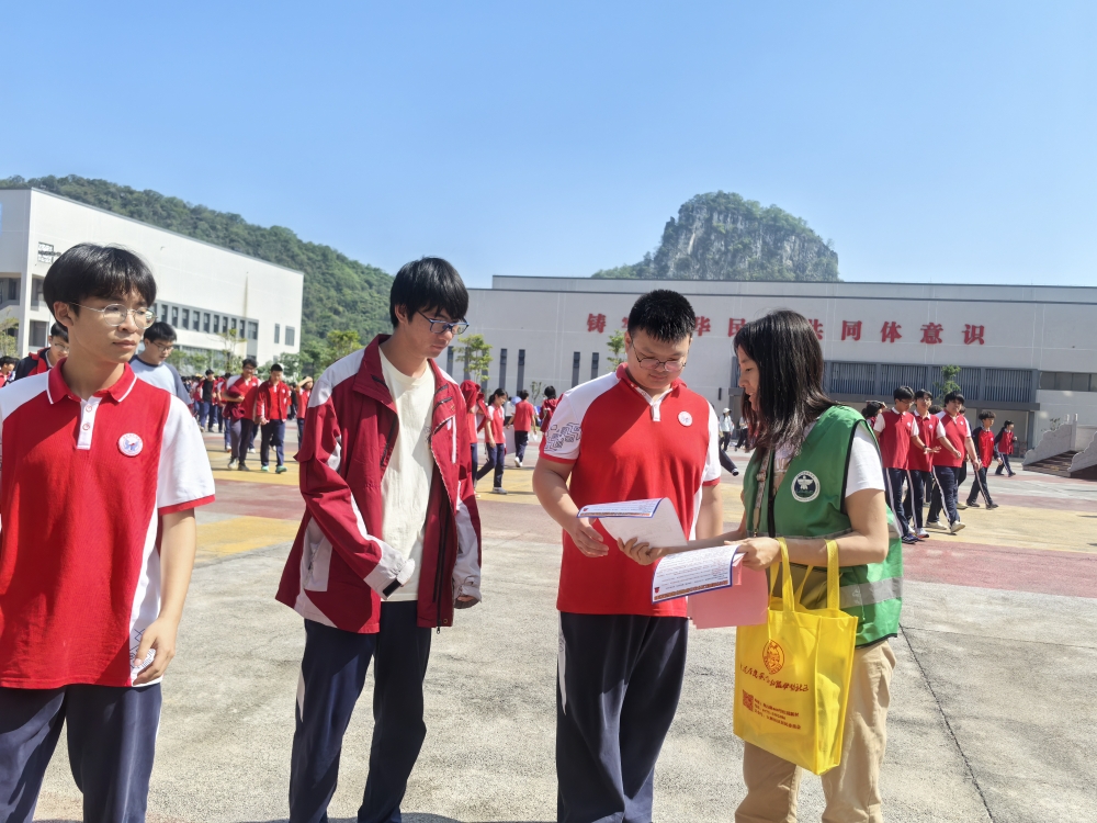 社区工作人员给同学们发放反诈宣传单并宣传反诈相关知识.jpg