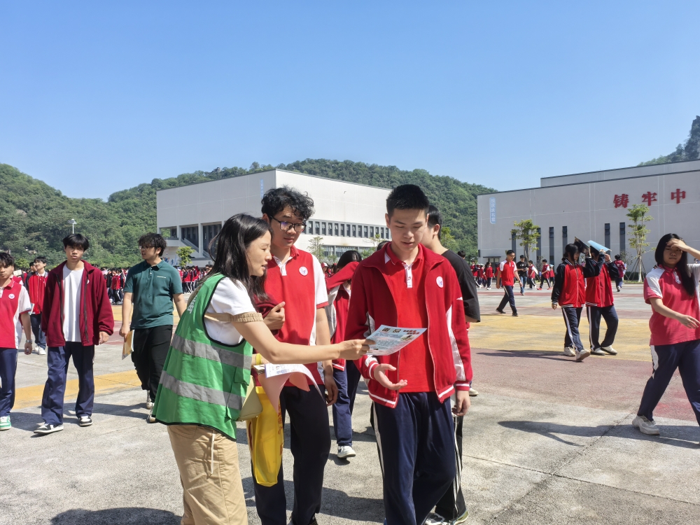 社区工作人员发放禁毒宣传单并普及毒品相关知识.jpg