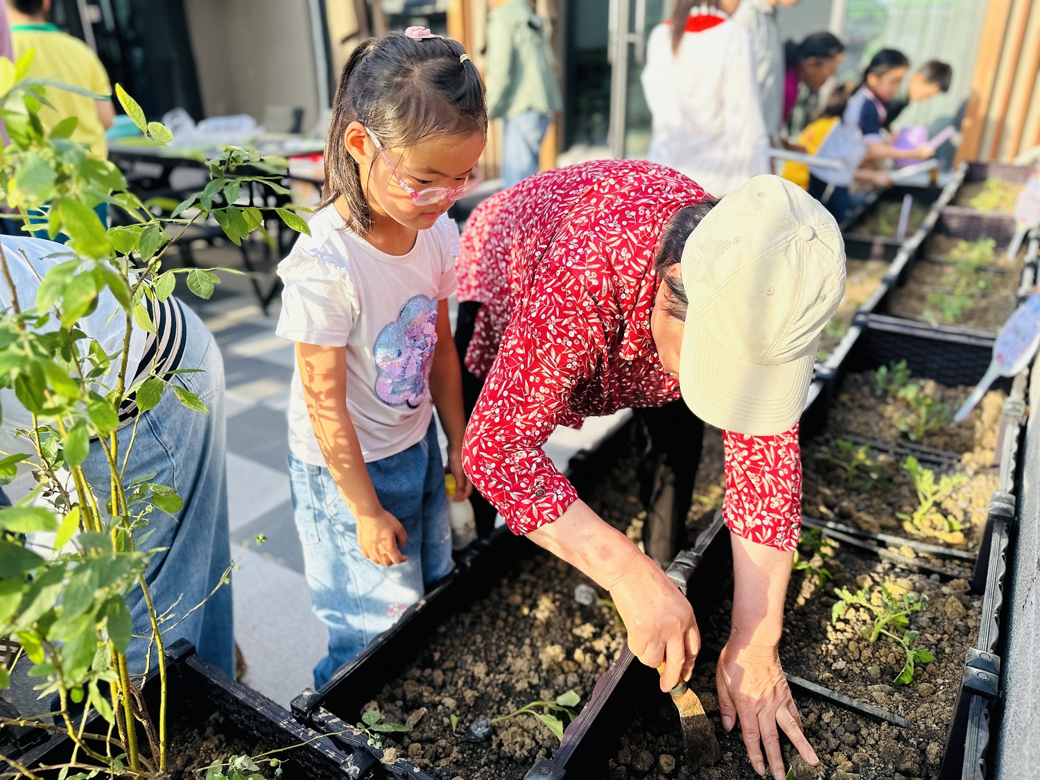 亲子家庭默契配合，体验种植的辛劳与乐趣 1.jpg