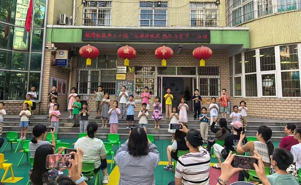 1747791057695085.jpeg 5月9日,柳南区银山街道航鹰社区关工小组联合辖区幼儿园精心组织了一场温馨感人的“传承好家风 感恩母亲节”主题活动,吸引了众多家长和孩子共同参与。.jpeg